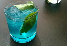 Blue Mediterranean coctel, Blue Mediterranean recetaremos, blue mediterranean bebiendo