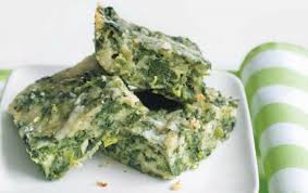  Ingredientes (6 personas) 3 manojos de espinaca troceados 6 huevos 1 taza de leche evaporada 1 paquete de queso crema 1/2 taza de harina sal al gusto pimienta al gusto aceite Preparación Engrasa moldes individuales para microondas o molde de pay o molde rectangular. Reserva. Coloca las espinacas en una bolsa de plástico, cierra perfectamente y cose en el horno de microondas por 1 minuto. Retira del horno y escúrrelas. Aparte licúa la leche evaporada con los huevos, el queso, la harina y salpimentar. Agrega las espinacas en forma envolvente. Vierte un poco de esta mezcla sobre los moldes, o en un molde pay redondo o rectangular. Tapa con papel auto adherente y haz unos orificios pequeños para permitir que salga el vapor: hornea en el microondas durante 10 min. o hasta que al meter un palillo, éste salga limpio buen provecho. Fuente: kiwilimon.com Tag: receta Budín Espinaca, recetario Budín Espinaca,elavborar Budín Espinaca