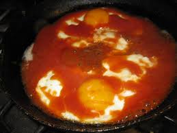 Huevos salsa roja,ahogados salsa roja,Huevos ahogados roja