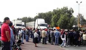 manifestantes dejan autopista queretaro, manifestantes bloquean autopista, manifestacion autopista mexico